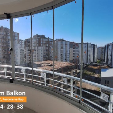 "Kayseri Cam Balkon olarak, alüminyum şeffaf cam balkon uygulamalarımızla, Kayseri’nin her noktasında estetik ve dayanıklı çözümler sunuyoruz. Kayseri’de cam balkon arayışında olanlar için, Melikgazi, Kocasinan, Talas, Develi, Bünyan, Hacılar, Pınarbaşı, Felahiye gibi ilçelerde profesyonel işçilik ve kaliteli malzemelerle hizmet veriyoruz. Alüminyum şeffaf cam balkon sistemlerimiz, balkonlarınızı modern ve ferah bir hale getirirken, dayanıklılık ve şıklığı bir arada sunar. Kayseri'de uygun fiyatlı cam balkon çözümlerimizle, yaşam alanlarınıza değer katmaya devam ediyoruz."