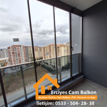 "Kayseri Cam Balkon olarak, antrasit gri ısıcam cam balkon uygulamalarımızla, Kayseri’nin tüm ilçelerinde estetik ve dayanıklı çözümler sunuyoruz. Kayseri’de cam balkon arayışında olanlar için, Melikgazi, Kocasinan, Talas, Develi, Bünyan, Hacılar, Pınarbaşı, Felahiye gibi ilçelerde profesyonel işçilikle hizmet veriyoruz. Antrasit gri ısıcam cam balkon sistemlerimiz, hem şıklık hem de yüksek ısı yalıtımı sunarak balkonlarınızı dört mevsim konforlu hale getirir. Kayseri’de uygun fiyatlı cam balkon çözümlerimizle, yaşam alanlarınıza değer katmaya devam ediyoruz."