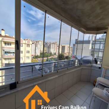 Kayseri Cam Balkon olarak, şehrin her noktasında cam balkon çözümleri sunuyoruz. Kayseri’de cam balkon uygulamalarıyla, ev ve iş yerleriniz için estetik, dayanıklı ve ısı yalıtımı sağlayan sistemler tasarlıyoruz. Melikgazi, Kocasinan, Talas, Develi, Bünyan, Hacılar, Pınarbaşı, Felahiye gibi ilçelerde profesyonel ekibimizle kaliteli hizmet veriyoruz. Cam balkon sistemlerimiz, dört mevsim kullanım için uygun olup balkonlarınızı hem modern hem de konforlu hale getirir. Kayseri’de uygun fiyatlı cam balkon çözümlerimizle, yaşam alanlarınıza değer katmaya devam ediyoruz."