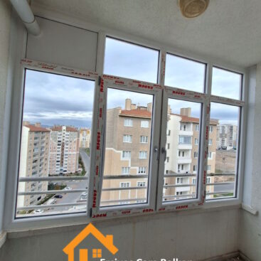 Kayseri Cam Balkon olarak, PVC pencere kapı sistemleri ile şehrin her noktasında kaliteli ve estetik çözümler sunuyoruz. Kayseri’de PVC pencere kapı sistemleri arayışında olanlar için, yüksek yalıtım performansı ve dayanıklılık sağlayan ürünlerimizle hizmet veriyoruz. Melikgazi, Kocasinan, Talas, Develi, Bünyan, Hacılar, Pınarbaşı, Felahiye gibi ilçelerde profesyonel montaj hizmetimizle, yaşam alanlarınızı daha konforlu ve enerji verimli hale getiriyoruz.